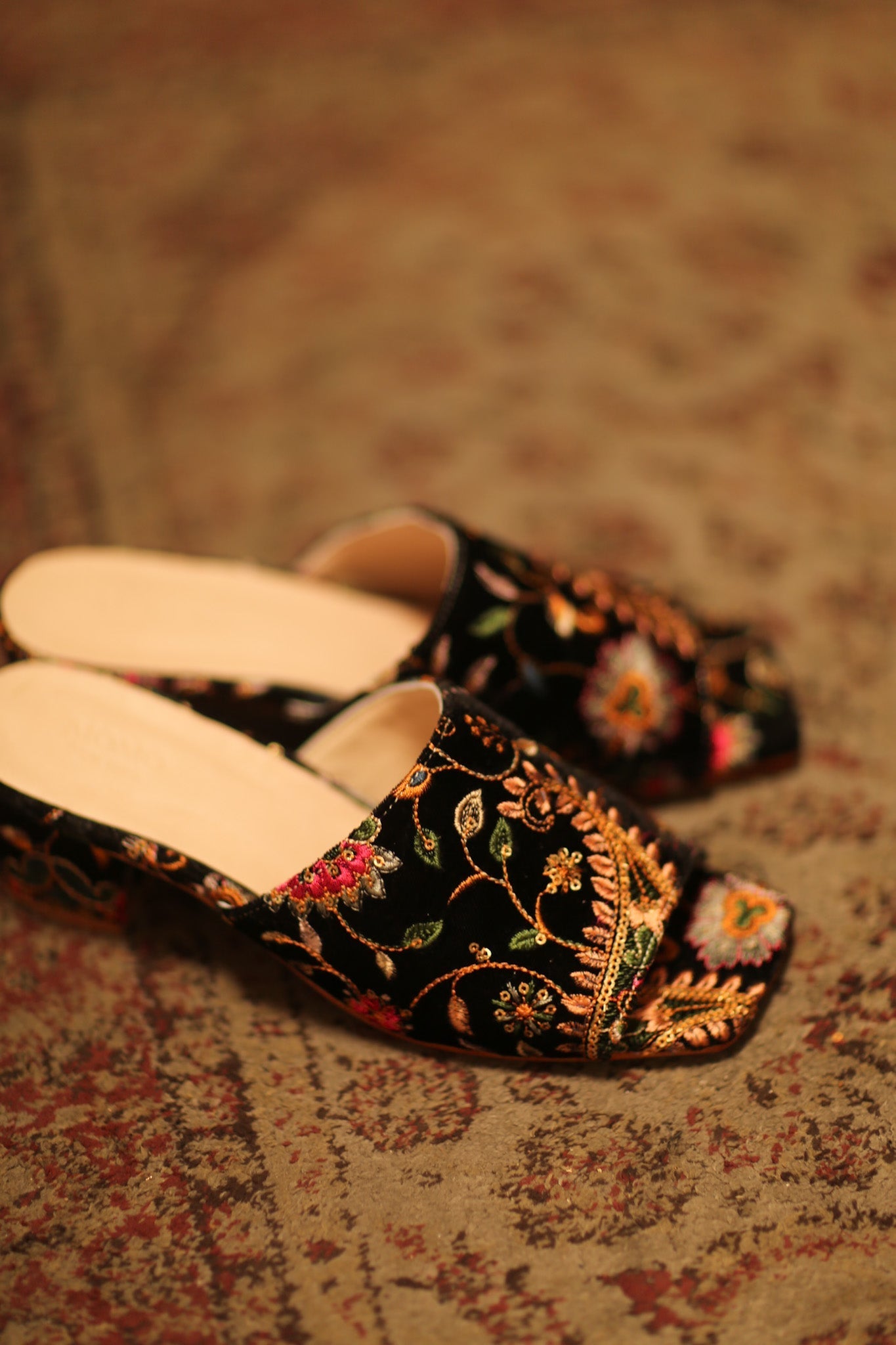 BLACK VELVET EMBROIDERED MULES YINRI - BANGKOK TAILOR CLOTHING STORE - HANDMADE CLOTHING