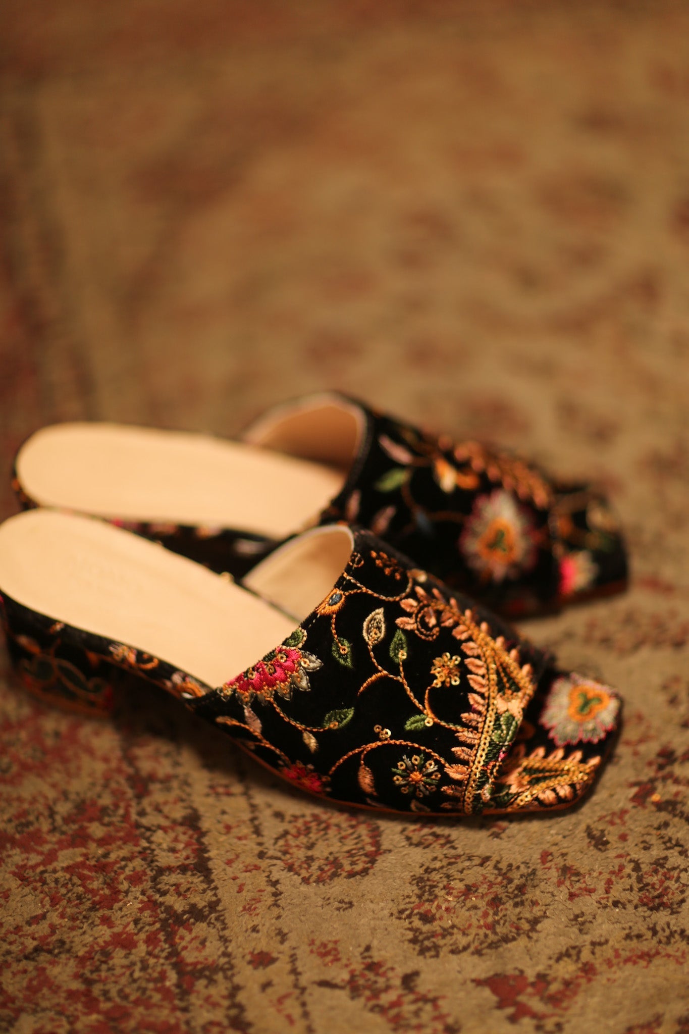 BLACK VELVET EMBROIDERED MULES YINRI - BANGKOK TAILOR CLOTHING STORE - HANDMADE CLOTHING