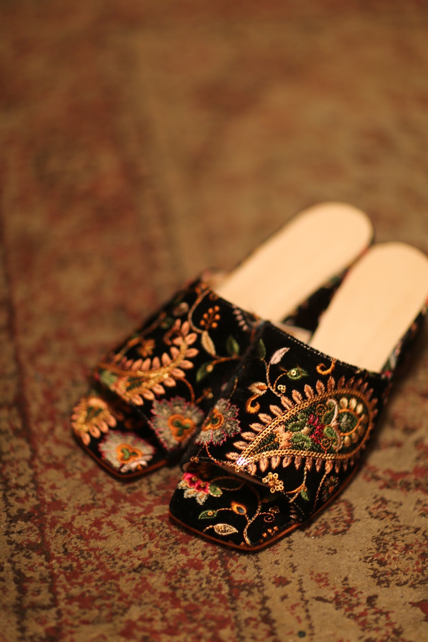 BLACK VELVET EMBROIDERED MULES YINRI - BANGKOK TAILOR CLOTHING STORE - HANDMADE CLOTHING