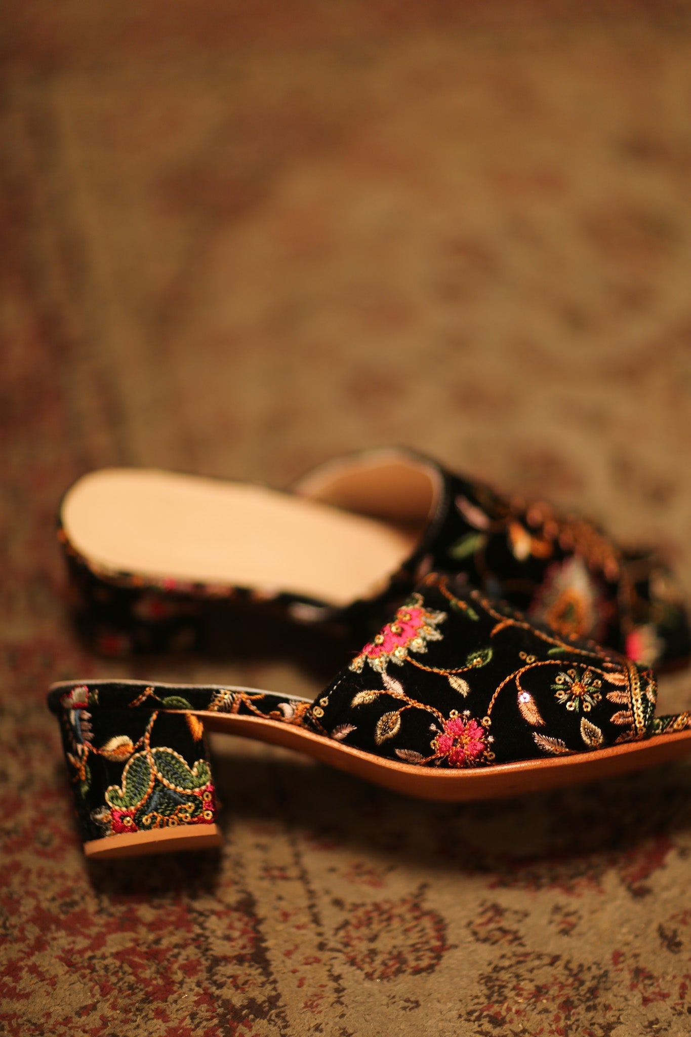 BLACK VELVET EMBROIDERED MULES YINRI - BANGKOK TAILOR CLOTHING STORE - HANDMADE CLOTHING