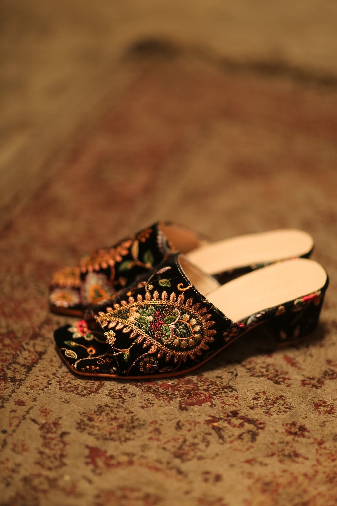 BLACK VELVET EMBROIDERED MULES YINRI - BANGKOK TAILOR CLOTHING STORE - HANDMADE CLOTHING