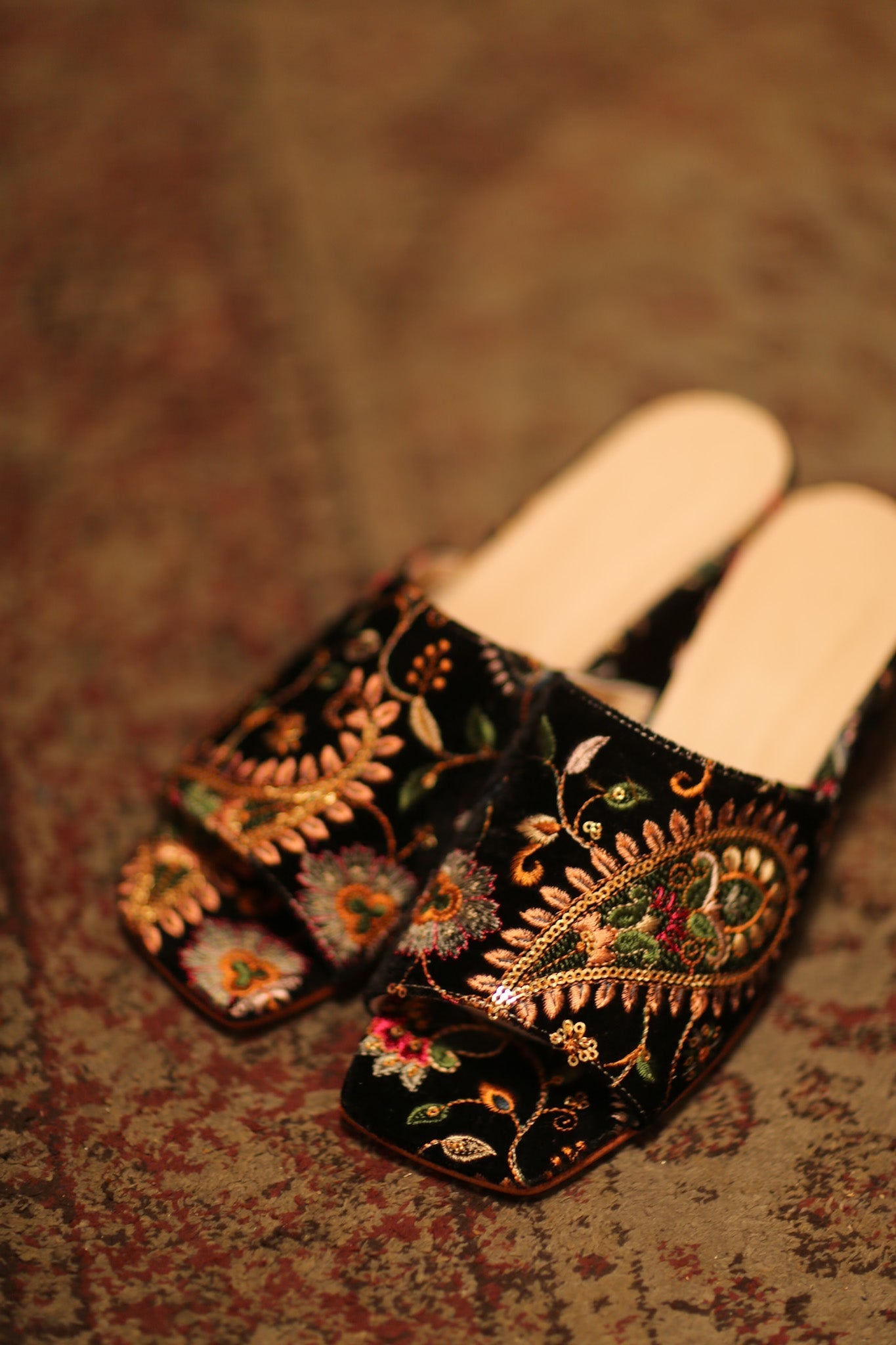 BLACK VELVET EMBROIDERED MULES YINRI - BANGKOK TAILOR CLOTHING STORE - HANDMADE CLOTHING