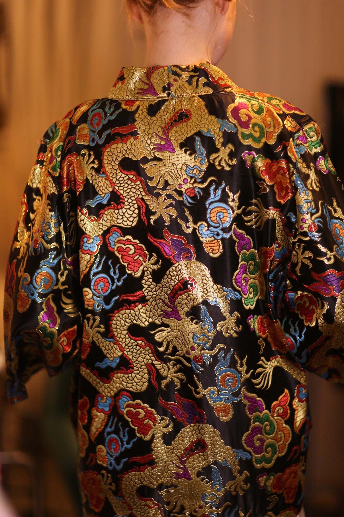 EMBROIDERED SILK SHORT KIMONO JĪNLÓNG - BANGKOK TAILOR CLOTHING STORE - HANDMADE CLOTHING