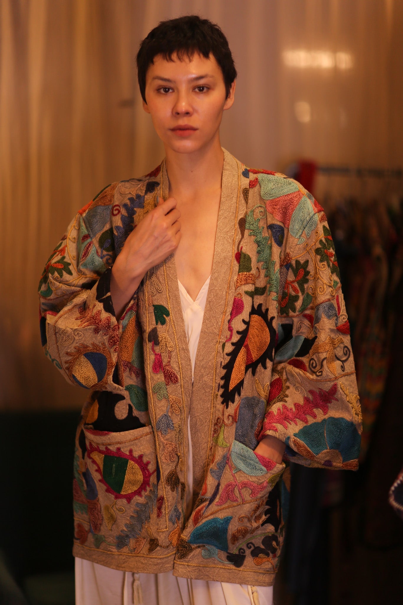 EMBROIDERED SUZANI SHORT KIMONO MONTY YAUNGWAR - BANGKOK TAILOR CLOTHING STORE - HANDMADE CLOTHING