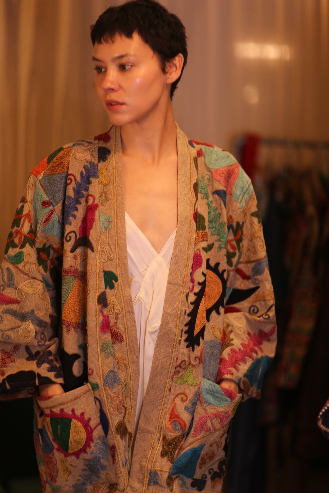 EMBROIDERED SUZANI SHORT KIMONO MONTY YAUNGWAR - BANGKOK TAILOR CLOTHING STORE - HANDMADE CLOTHING