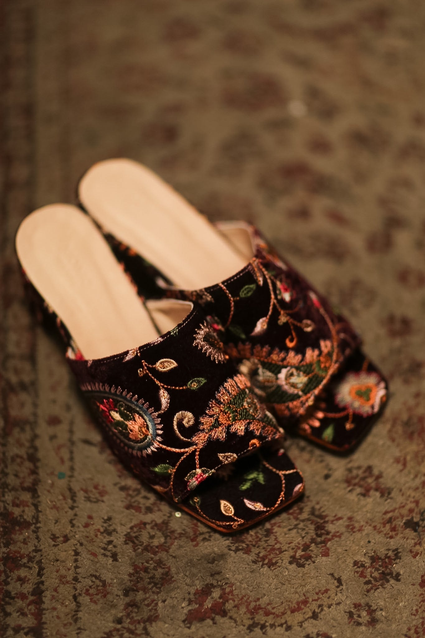EMBROIDERED VELVET MULES PROTU - BANGKOK TAILOR CLOTHING STORE - HANDMADE CLOTHING