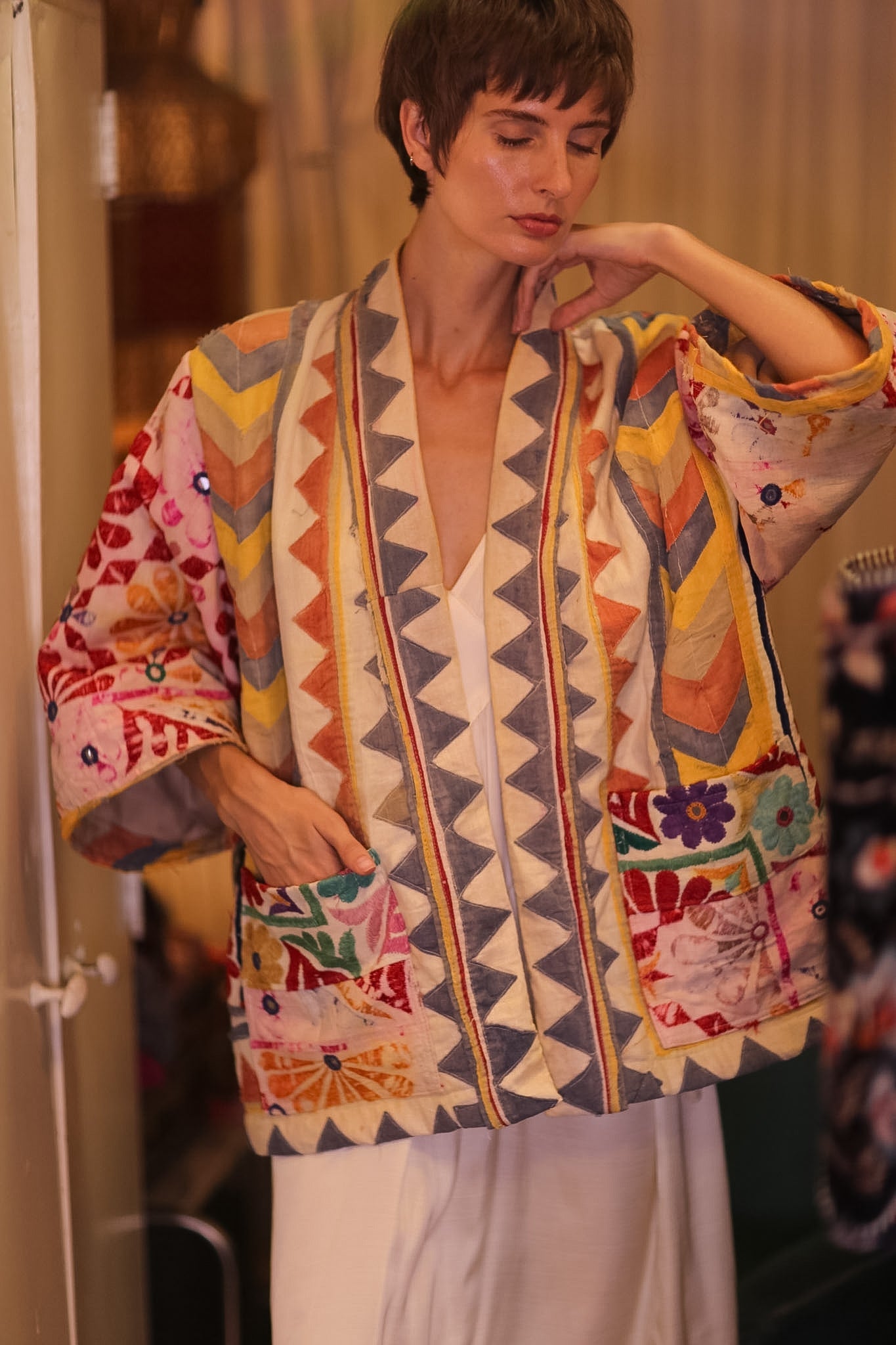 VINTAGE ANTIQUE EMBROIDERED SHORT KIMONO AMBERT - BANGKOK TAILOR CLOTHING STORE - HANDMADE CLOTHING