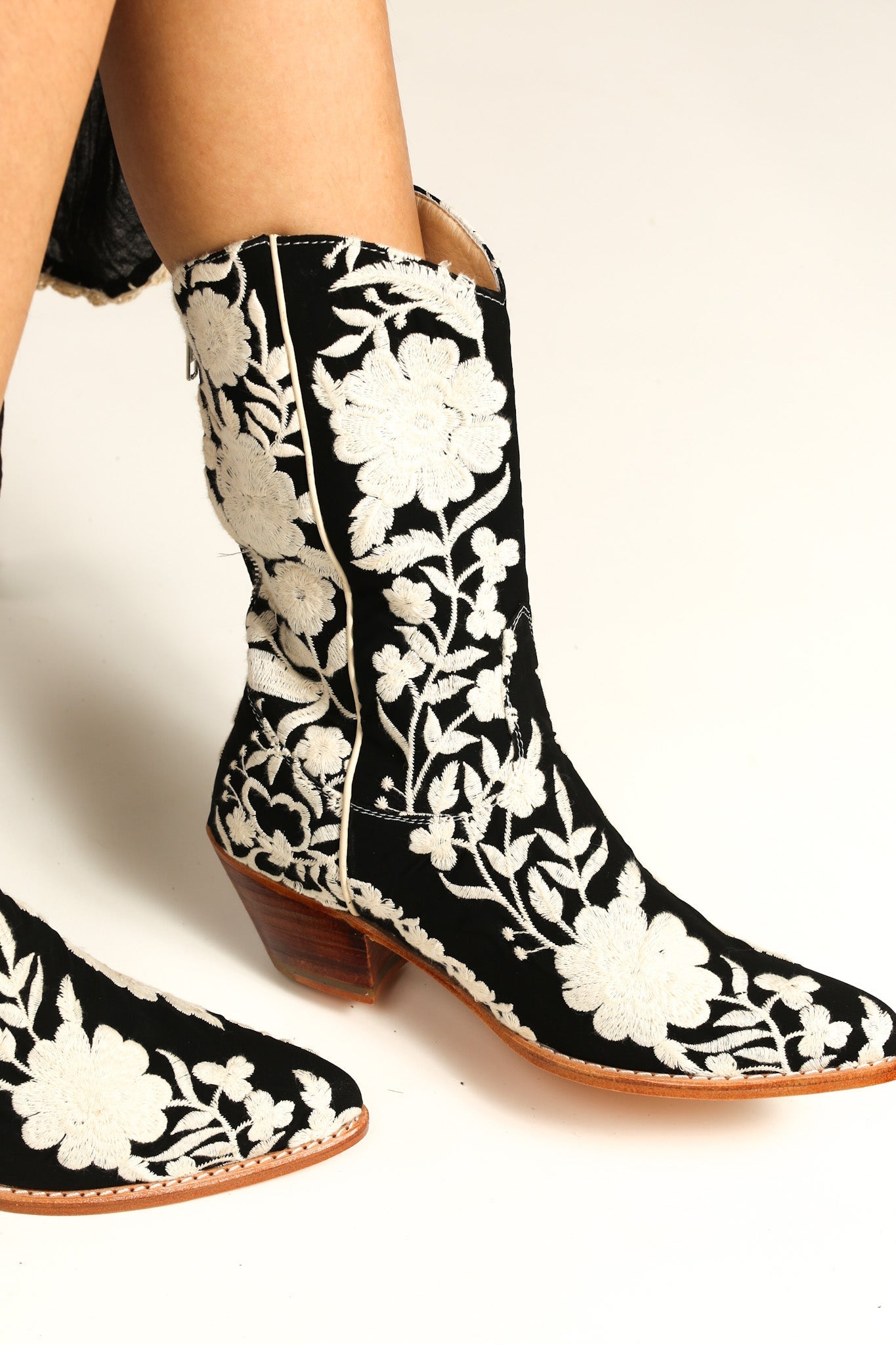 BLACK CREAM FLOWER EMBROIDERED WESTERN BOOTS SHIRON - BANGKOK TAILOR CLOTHING STORE - HANDMADE CLOTHING