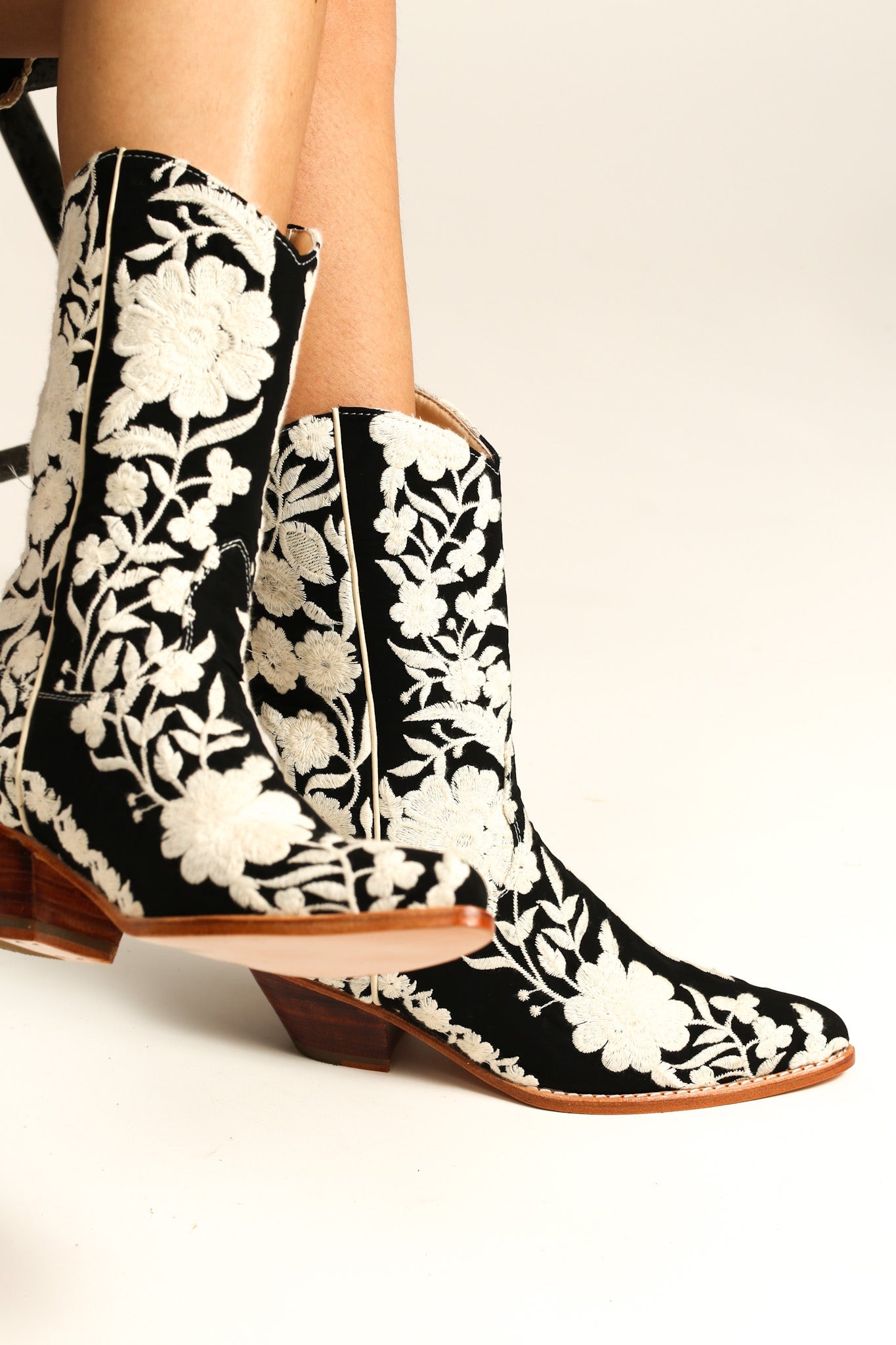 BLACK CREAM FLOWER EMBROIDERED WESTERN BOOTS SHIRON - BANGKOK TAILOR CLOTHING STORE - HANDMADE CLOTHING