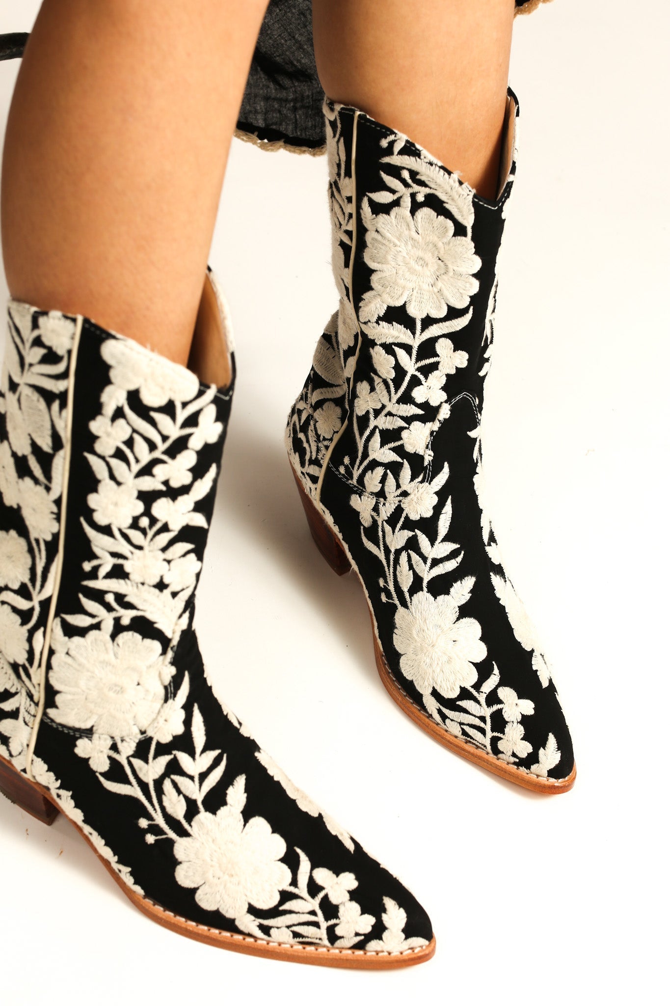 BLACK CREAM FLOWER EMBROIDERED WESTERN BOOTS SHIRON - BANGKOK TAILOR CLOTHING STORE - HANDMADE CLOTHING