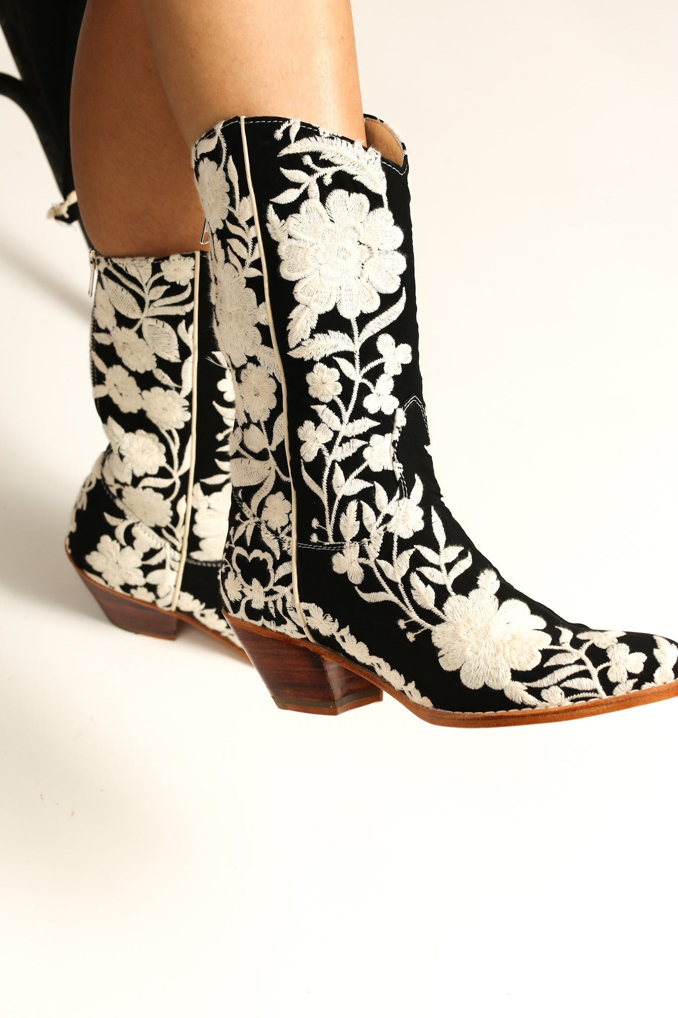 BLACK CREAM FLOWER EMBROIDERED WESTERN BOOTS SHIRON - BANGKOK TAILOR CLOTHING STORE - HANDMADE CLOTHING