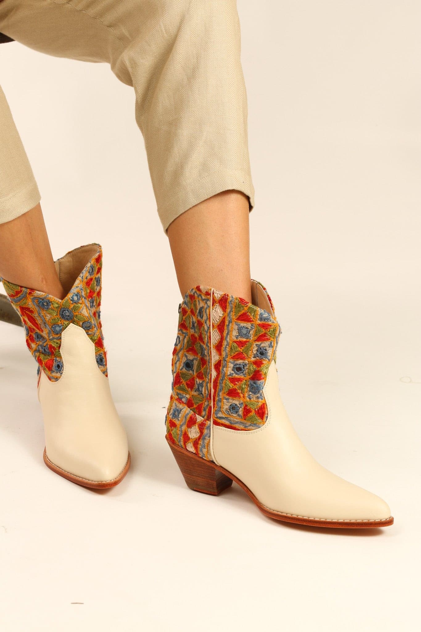 EMBROIDERED INDIAN BOOTS LEEJ - BANGKOK TAILOR CLOTHING STORE - HANDMADE CLOTHING