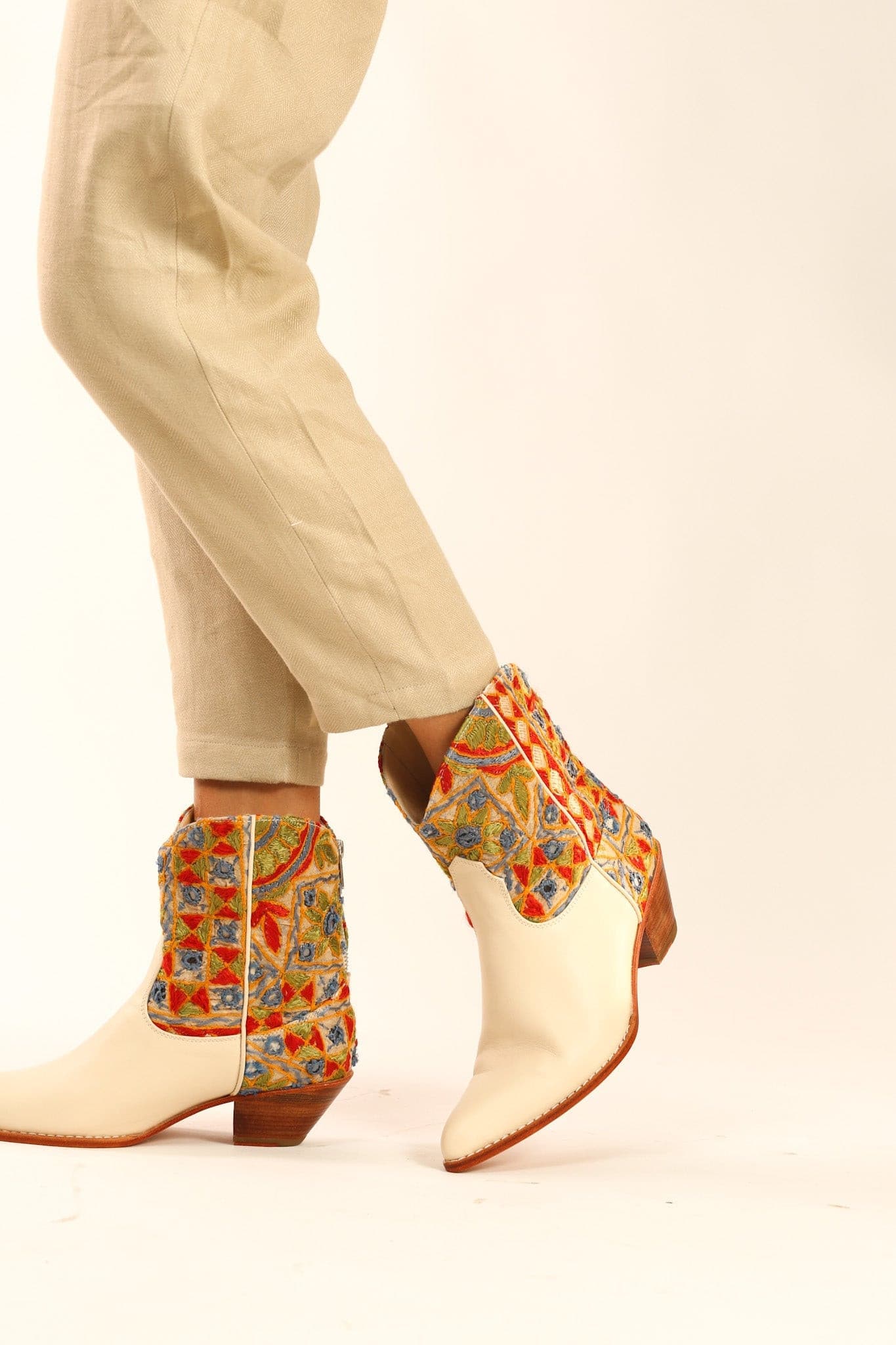 EMBROIDERED INDIAN BOOTS LEEJ - BANGKOK TAILOR CLOTHING STORE - HANDMADE CLOTHING