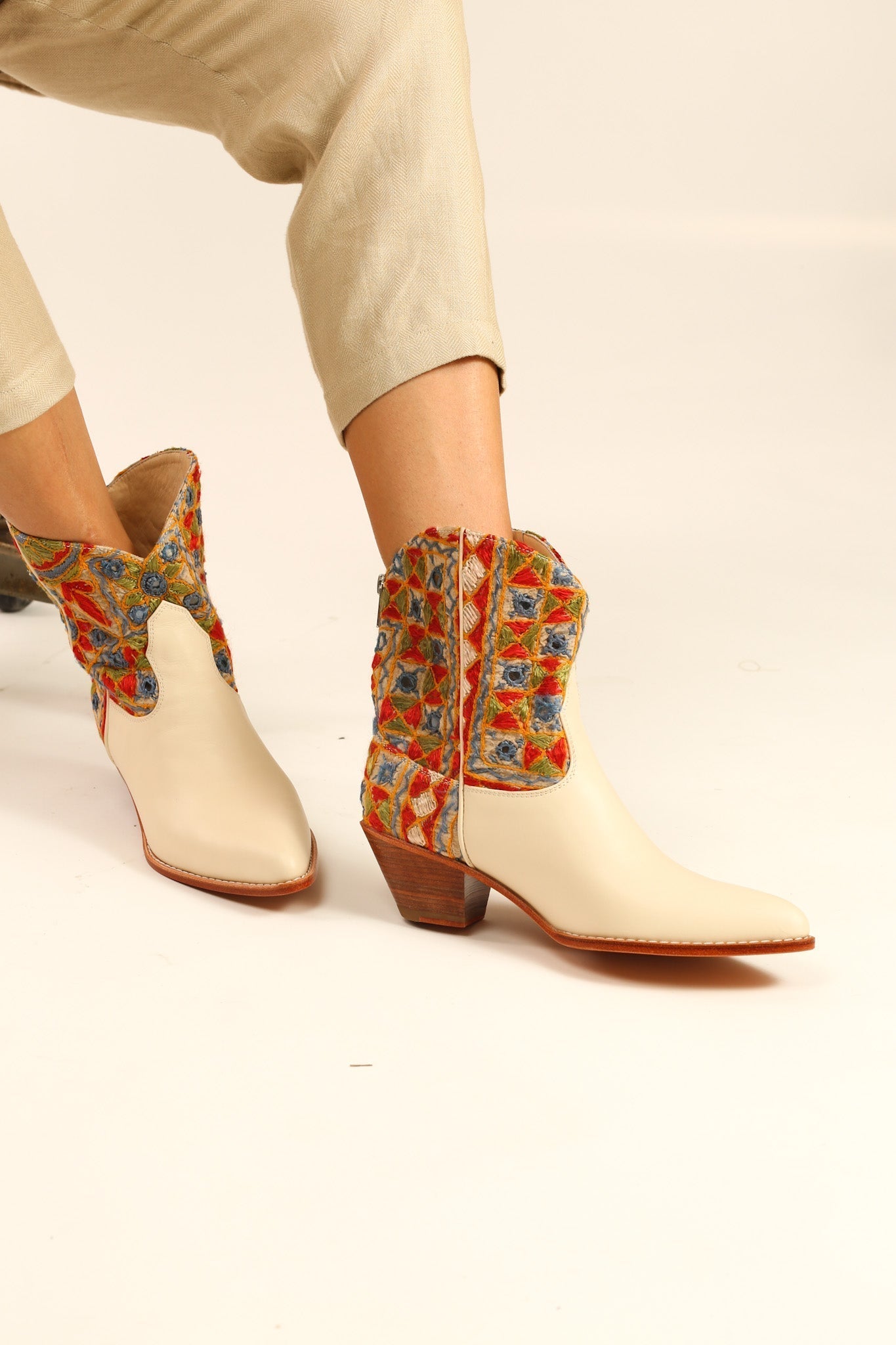 EMBROIDERED INDIAN BOOTS LEEJ - BANGKOK TAILOR CLOTHING STORE - HANDMADE CLOTHING