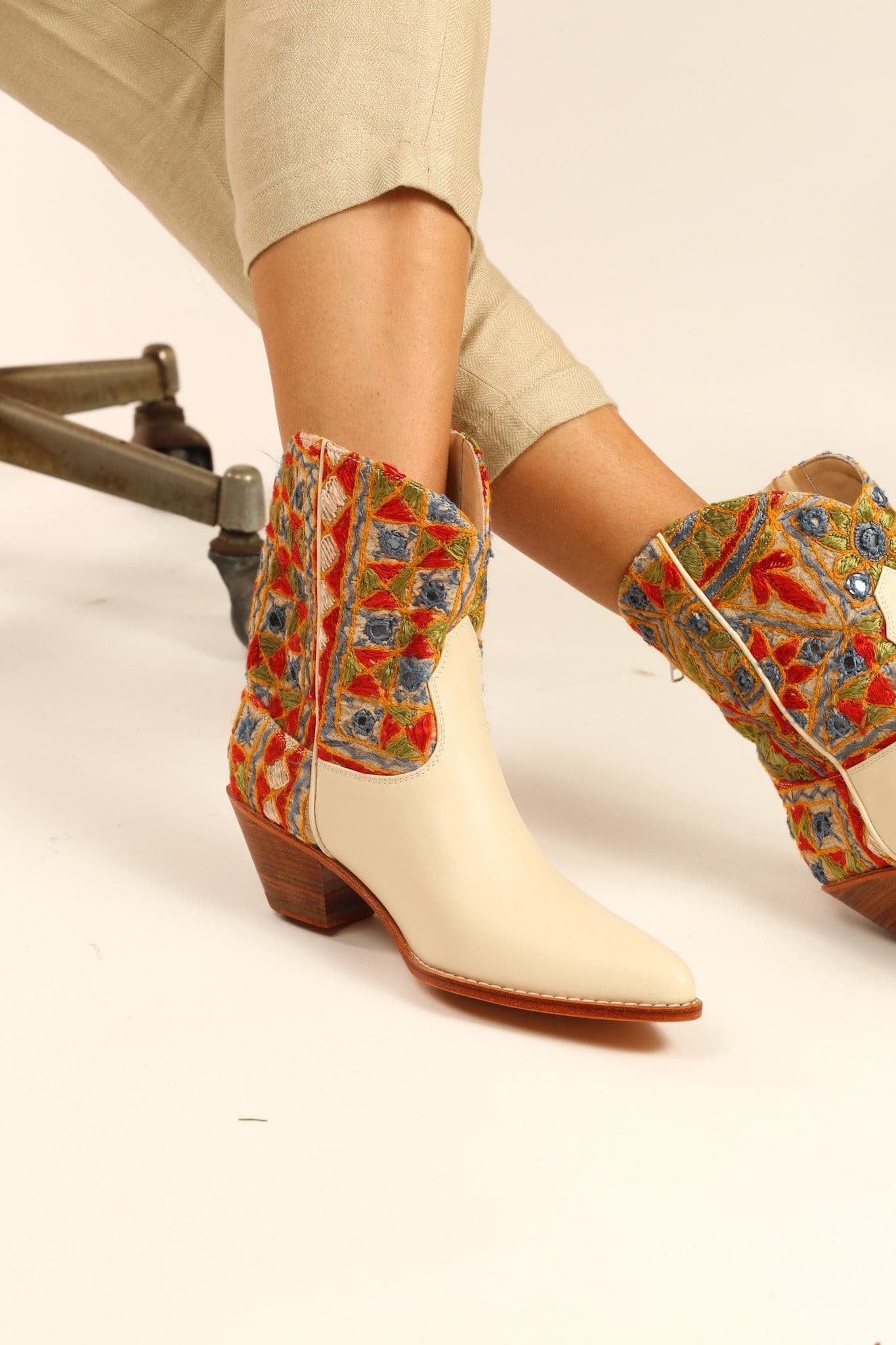 EMBROIDERED INDIAN BOOTS LEEJ - BANGKOK TAILOR CLOTHING STORE - HANDMADE CLOTHING