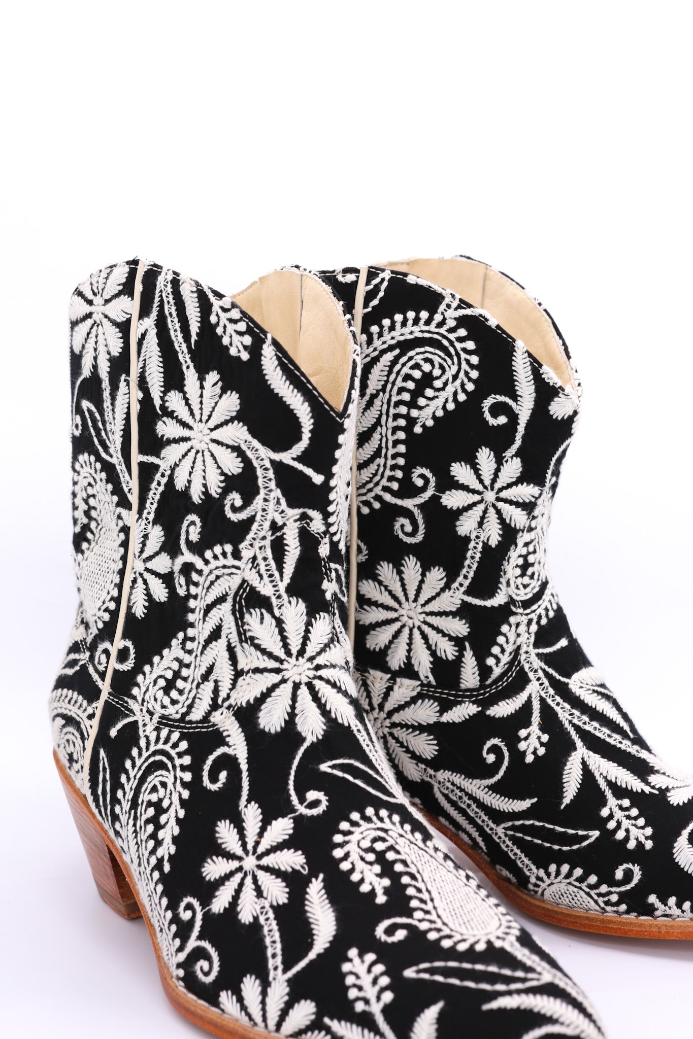 SHORT EMBROIDERED BOOTS LERA - BANGKOK TAILOR CLOTHING STORE - HANDMADE CLOTHING