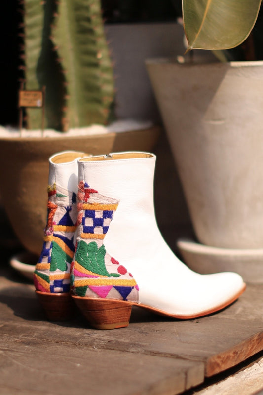 WHITE LEATHER / EMBROIDERED PATCHWORK DETAIL BOOTS DONNA - BANGKOK TAILOR CLOTHING STORE - HANDMADE CLOTHING